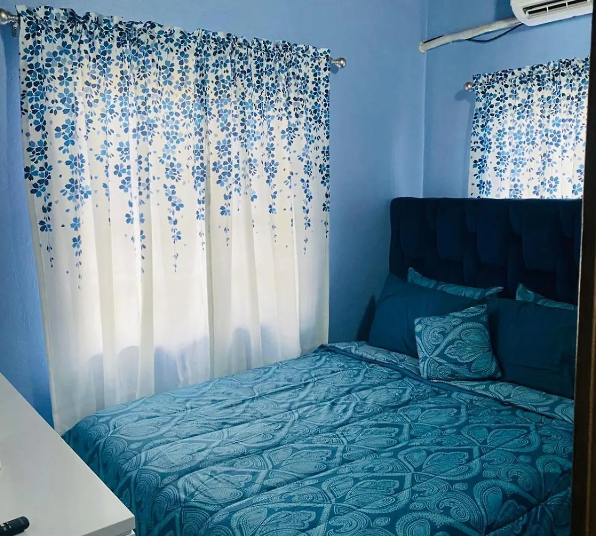 Daire Montego Bay, Ironshore Luxury Studio Blue Room